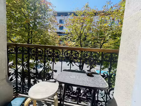 appartement de 2 pièces avec 3 petits balcons