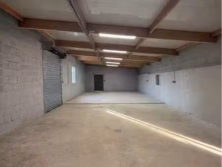 local 123m2 accès utilitaire chauffry