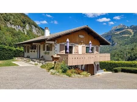 spacieux chalet exposé plein sud avec piscine et appartement indépendant