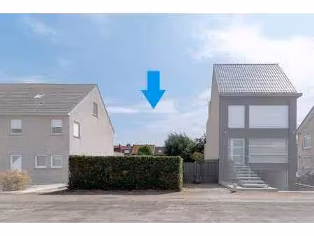 386m² de terrain à bâtir pour une construction semi-ouverte
