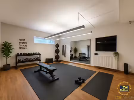 te huur  praktische praktijkruimte van +-41 5m² met autos...