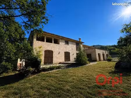 propriété 6 pièces 240 m²