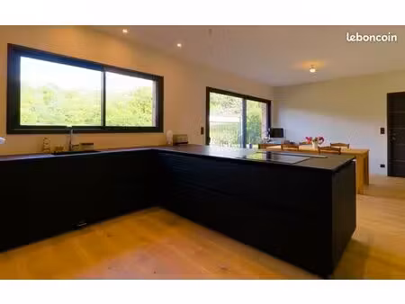 maison dans un environnement naturel exceptionnel  avec grande dépendance  proche de toute