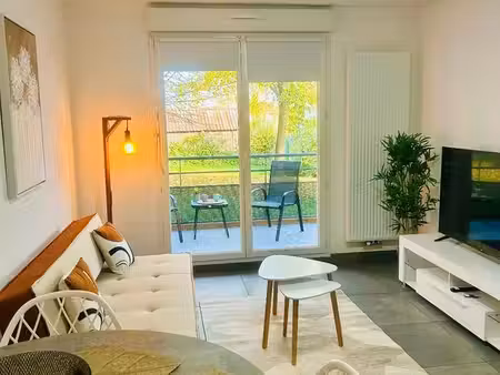 f2 meublé rénové – terrasse sur jardin + parking privé