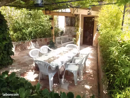 magnifique 3 pièces  terrasse  jardin  meublé à l'année en maison dominante cœur village