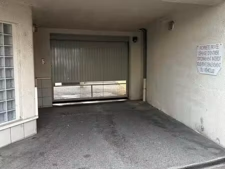 à louer place de parking privée