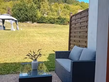 deux pièces meublé bien isolé avec terrasse et grands espaces verts