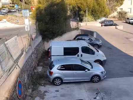 place de parking extérieur
