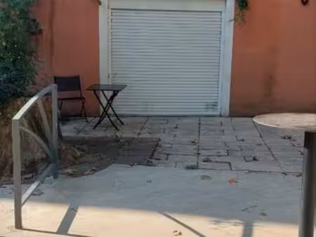 local à louer : emplacement sur la place de l'église