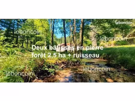 propriété forestière – deux bâtisses en pierre – 2 5 hectares de forêt avec ruisseau – sec