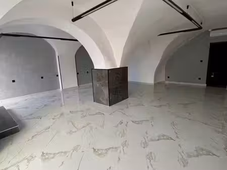 local commercial à louer 95 m² climatisé avec vitrine