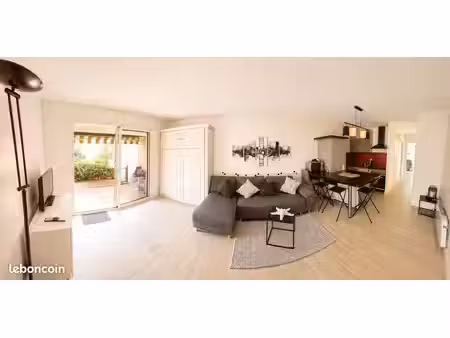 t2 meublé bandol 150 m plages  résidence et parking privé  terrasse dispo en septembre  lo