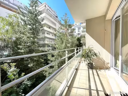 beau 2 pieces sans travaux au calme avec balcon situe a 10 minutes a pied du centre d'affa
