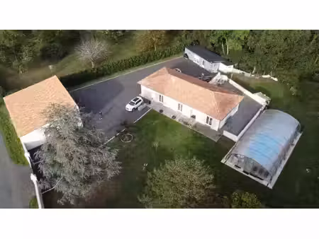 propriété de deux habitations indépendantes avec piscine et double garage