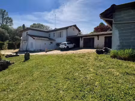 grande batisse familliale avec dépendance  terrain et piscine à rénover