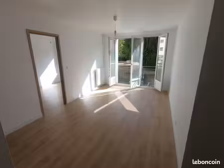appartement entièrement rénové de 3 pièces dans une résidence en bord de marne