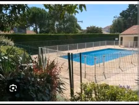 t2. 50 m2. avenue carnot l.r. vide à l'année