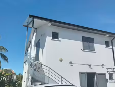 loue local commercial à saint-pierre condé / 900