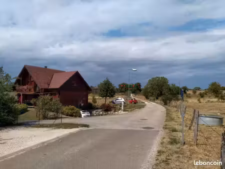 a saisir terrain plane de 30 ares accessible facilement - très proche des habitations