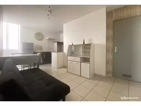 p2 a louer  1ème étage  traversant 40 m2