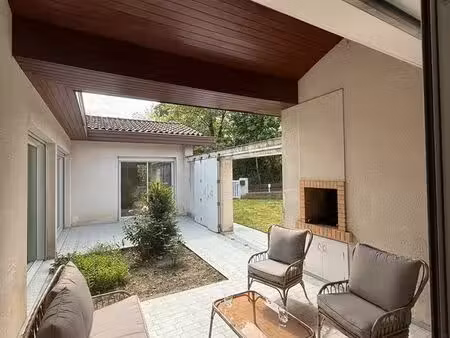 grande maison familiale d'architecte avec plusieurs accès indépendants