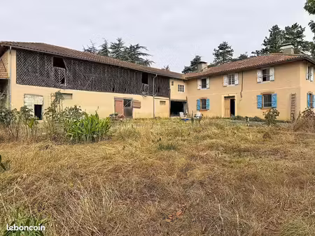 ancien corps de ferme avec nombreuses dépendances