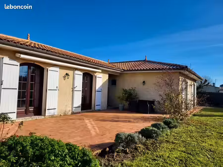 belle maison familiale avec garage  jardin et piscine
