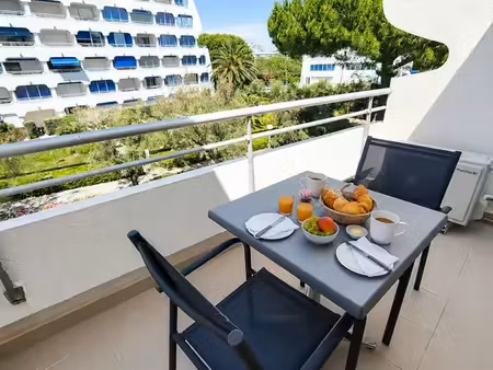 la grande-motte – studio rénové à 100 m de la plage avec terrasse