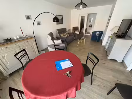 bel appartement t3 meuble avec un balcon