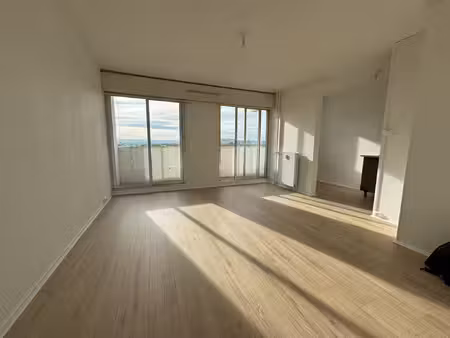 grand appartement à louer 375 eur par mois à montluçon