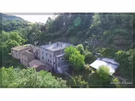 trois logements  un vaste entrepôt et plus de 2 500 m2 de te