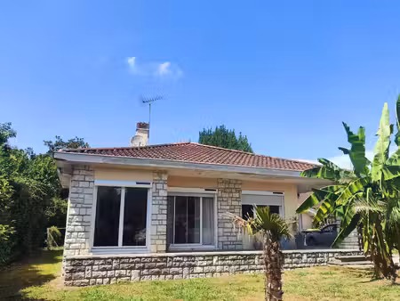 maison de plain-pied dans cité médiévale  avec trois chambres et jardin