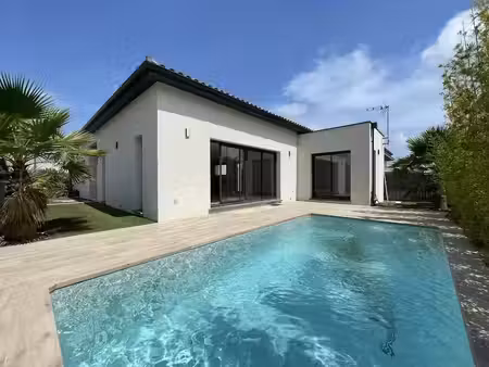 location villa 4 pièces 11 m² à sauvian (34410)  1 800 €