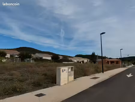 terrain 700 m² peret