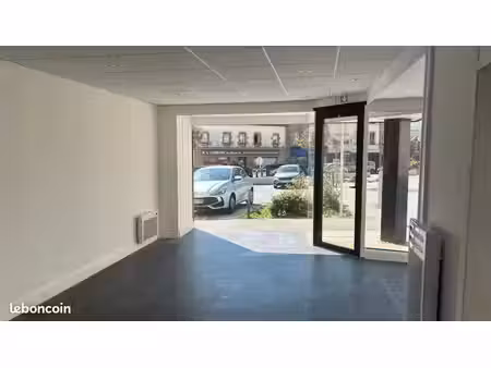 local commercial avec vitrines - 35 m² - plein centre de lesneven - 625 ht/mois