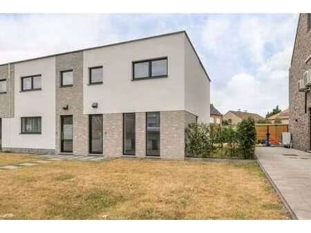 volledig afgewerkte woning met 3 slaapkamers  tuin en 2 o...