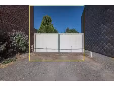 terrain à bâtir avec 3 garages - faire offre àpd 70.000€