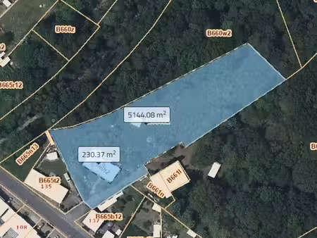 terrain de +-51 ares arboré avec maison incendiée