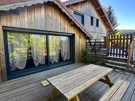 maison familiale en bois avec belles commodités
