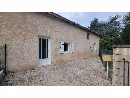 proche ruffec - maison de village offrant deux chambres avec cour