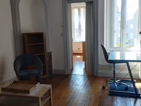 très beau f2 meublé. calme et lumineux