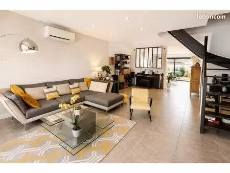 belle maison de ville moderne