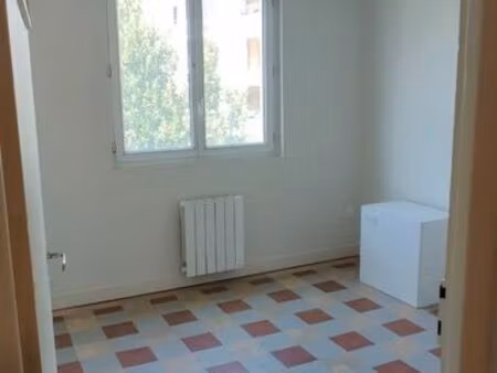 bureau privatif 10 m² rénové – cabinet paramédical – métro clémenceau
