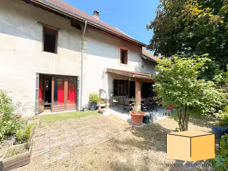 maison en pierre avec terrasse sud  jardinet et grange