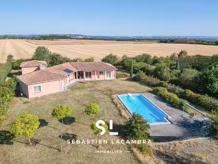 maison de plain-pied avec piscine  4 chambres et 3 008 m2 de