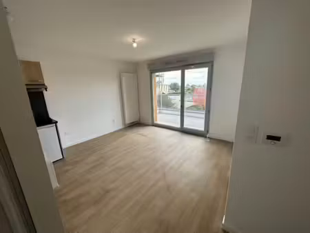 t2 neuf avec balcon et parking à laval