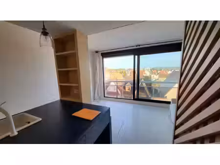 studio avec deux cabines et son balcon
