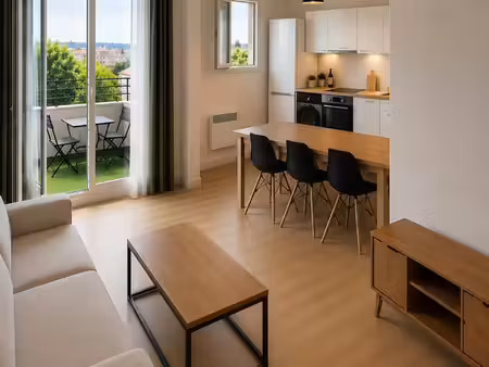 t2 meublé 43 m² rénové – dernier étage – balcon + parking