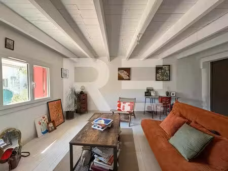 appartement p2  traversant  avec cave au cœur de caissargues