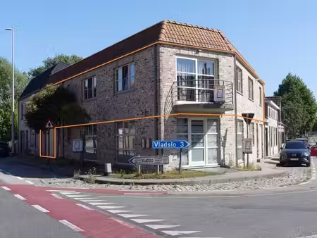 ruim en lichtrijke appartement op het 1ste verdiep  met gara